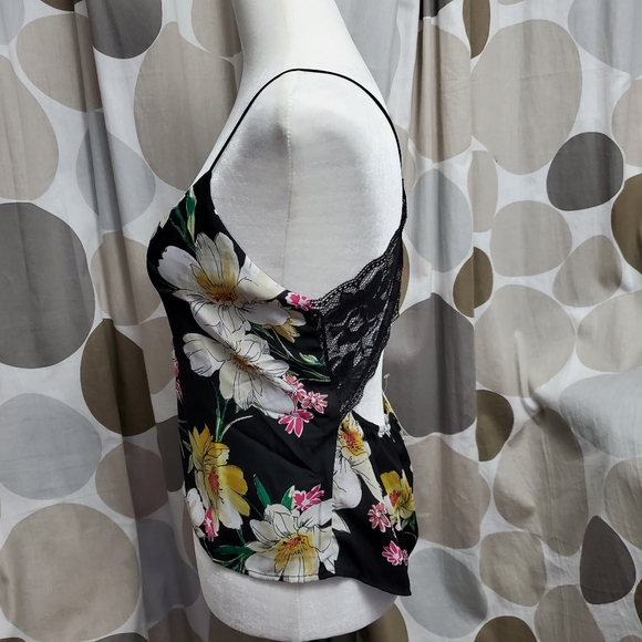 Love Tree Floral V-neck Sleeveless Top - Picture 2 of 4
